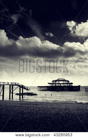 Pozůstatky západního mola na pláži Brighton, Anglie