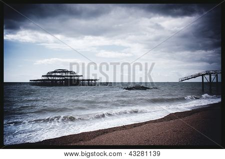 Pozůstatky West Pier, s vlny zřítilo na břeh, Brighton, Anglie, Velká Británie