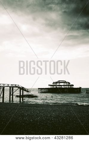 Pozůstatky západního mola na pláži Brighton, Anglie