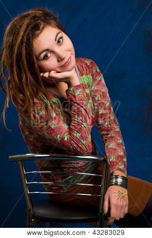 Femme de portrait avec des Dreadlocks sur fond bleu