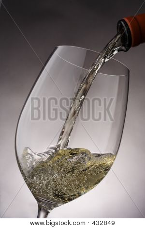 Vino Pour