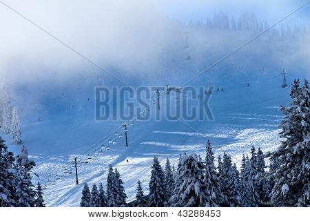 Lyžařská škola v mlze sedačkové lanovky na Snoqualme Pass Washington