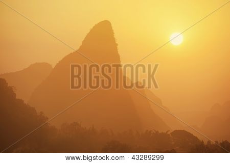 Landscpae coucher de soleil d'yangshuo à guilin, Chine