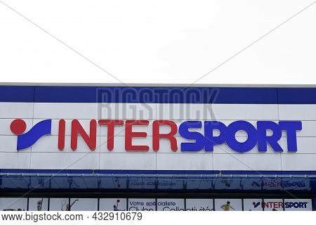 Bordeaux , Aquitaine  France - 09 10 2021 : Intersport Logo Text Building Sporty Brand Sign Facade S