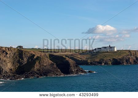 Kustlijn Gunwalloe kerk Cove Cornwall