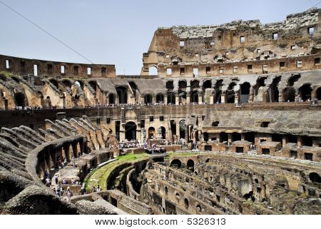 All'interno del Colosium di Roma