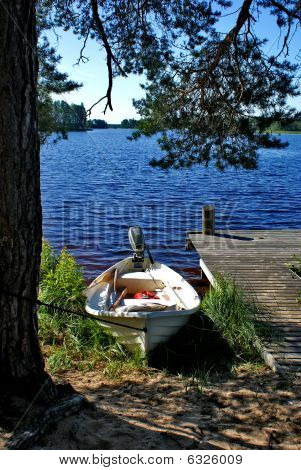 Uma paisagem com um barco e uma árvore