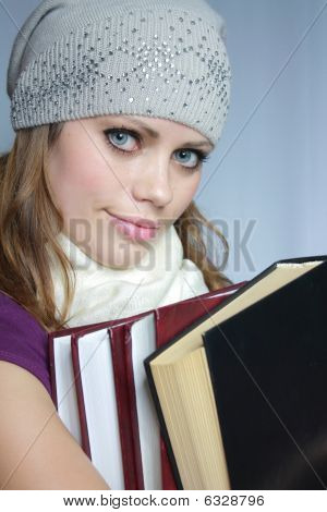 Dívka má kontrolu nad knihami