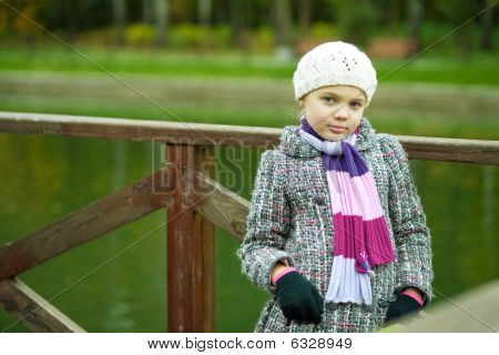 roztomilá smyslná dívka v bílém baretu, stojící poblíž řeky