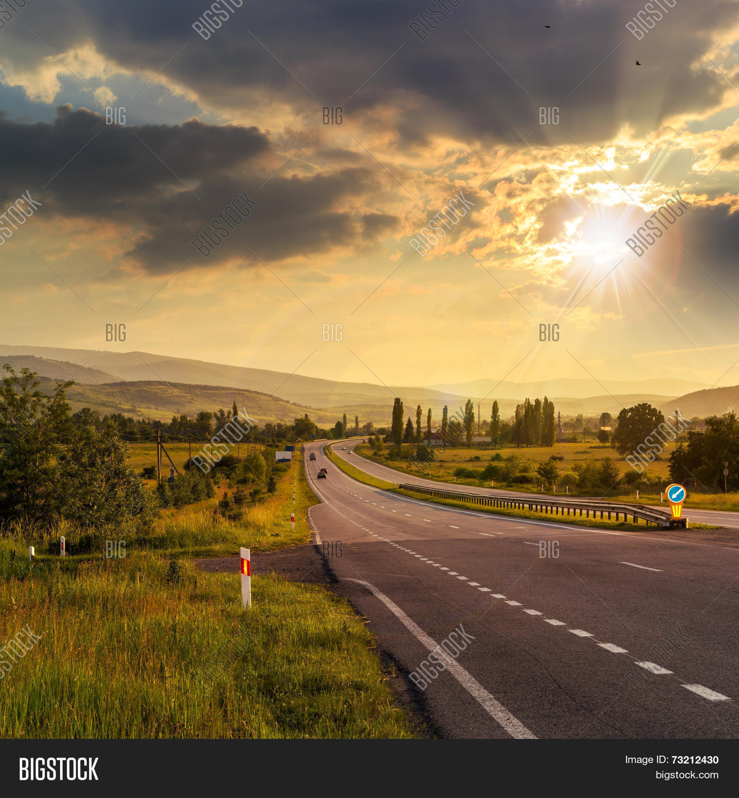 Старт. Into the distance. Брюнетка с длинными волосами на море. Into the distance. Into the distance.