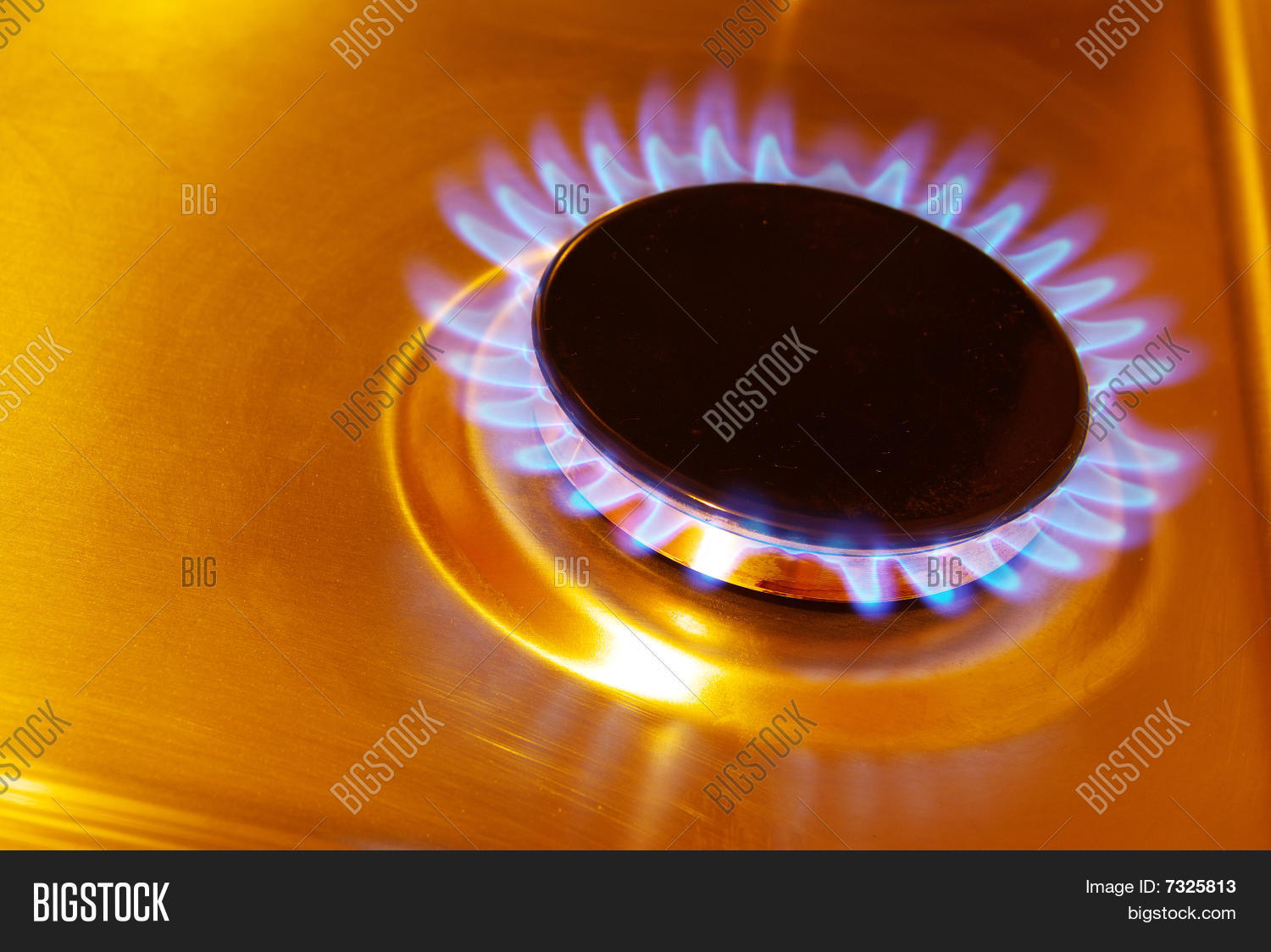 Газ горит желтым цветом. Горящий газ. Газ горит плита. Газ горит оранжевым. Почему газ горит желтым пламенем.