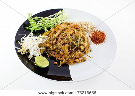 Thai Dish : Pad Thai With Dried Shrimp, Yellow Tofu, Organic Snow Pea Sprouts Or Toumyou, Bean Sprou