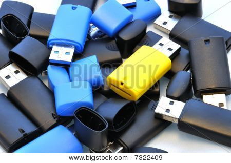 Na białym tle pamięci USB