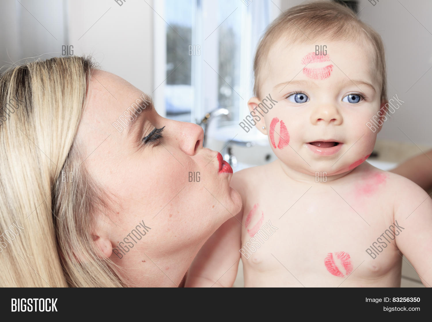 Лазерная эпиляция лица для мужчин. Щека оставлять. Мама целует сына помадой. Щека оставлять. Щека оставлять.