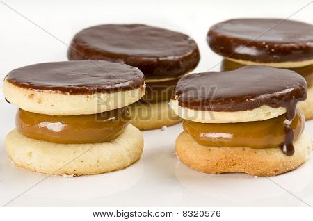 Cookie de chocolate com caramelo preenchimento