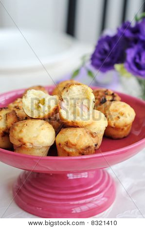 Cheddar, pancetta og forårsløg muffins
