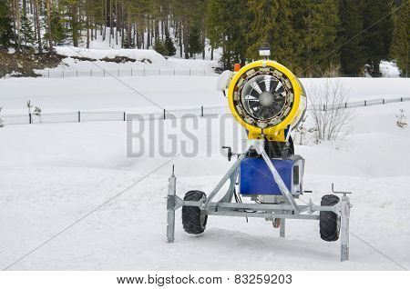Snow making machine for artificial snow