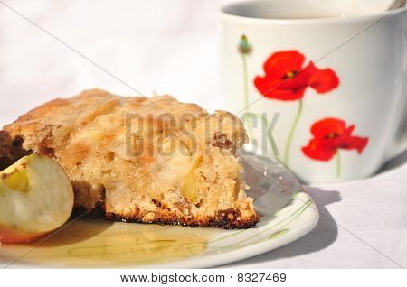 Prato de torta de maçã com maçãs frescas