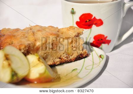 Prato de torta de maçã com maçãs frescas