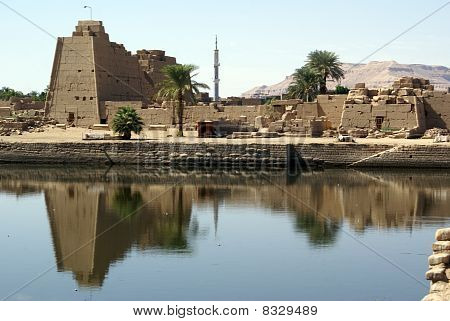 See und Karnak-Tempel
