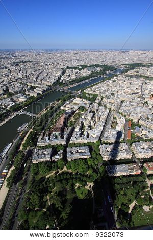 Sombra de la torre de Eiffel en París.