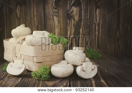 ?hampignons With Parsley In A Basket
