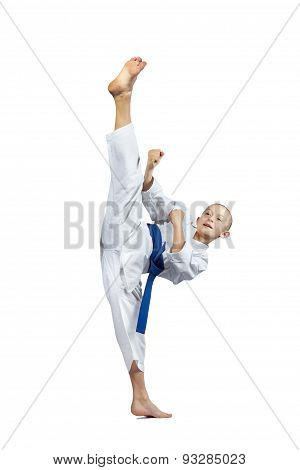 Mavashi geri by an athlete with a blue belt