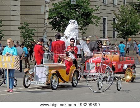 Actors Of Street Theatre And Their Properties