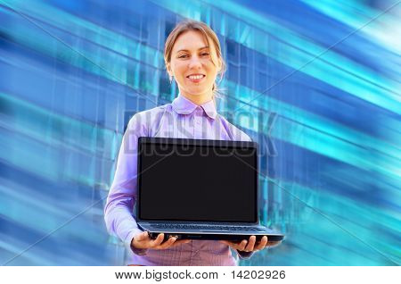 Mevsimlik arka plan üstünde laptop ile mutluluk iş kadın