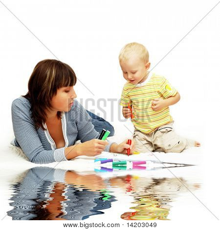 Enfant du bonheur avec de la peinture de parents