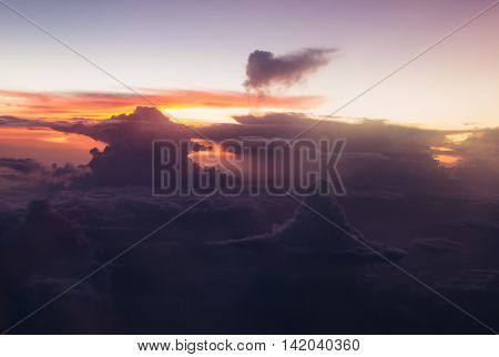 Photo Spectacular view sunrise above clouds from airplane window. Soft focus
