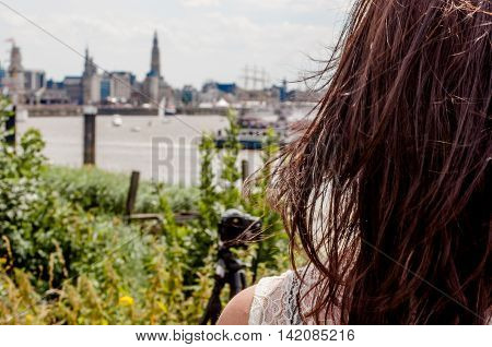 girl seeing over the skyline of antwerp