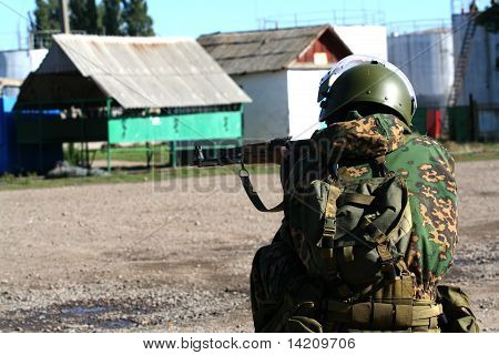 Mann des Militärs in einem Hinterhalt bis
