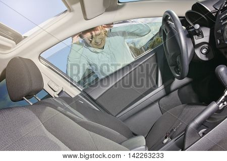 A woman who have a problem with is car. She lost is key inside of it.