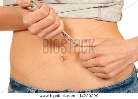 Mujer haciendo insulina por pluma jeringa