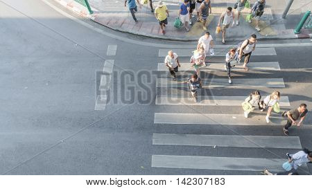 People are moving across the pedestrian crosswalk on top view (on top view)