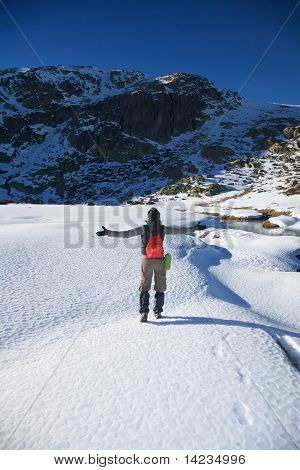 Groet Hiking vrouw op sneeuw