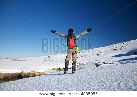 Gelukkig Hiking vrouw op sneeuw