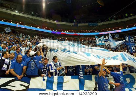 Praga, Repubblica Ceca - 5 aprile: I sostenitori del team Iraklis guardare la partita di pallavolo di finale quattro CE