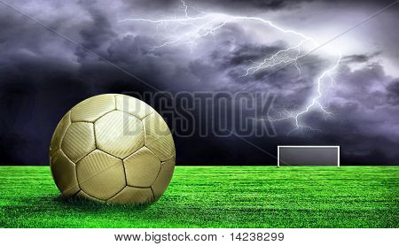 Pallo, vihreä ruoho ja taivas taustalla