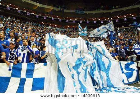 Praga, Repubblica Ceca - 5 aprile: I sostenitori del team Iraklis guardare la partita di pallavolo di finale quattro CE