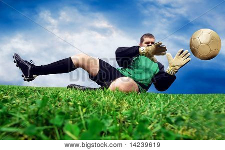 Skok goalman piłki nożnej na zewnątrz pola