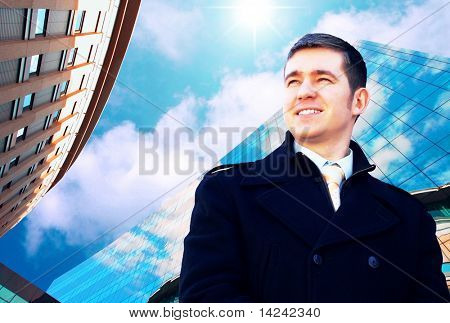 Homme d'affaires de bonheur sur le fond d'architecture d'entreprise