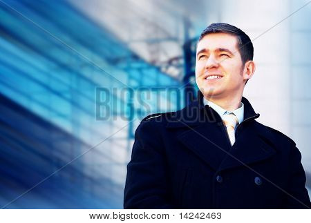 Homme d'affaires de bonheur sur le fond d'architecture d'entreprise