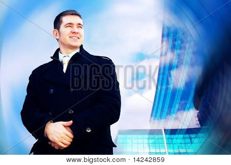 Homme d'affaires de bonheur sur le fond d'architecture d'entreprise