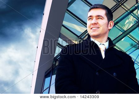 Homme d'affaires de bonheur sur le fond d'architecture d'entreprise