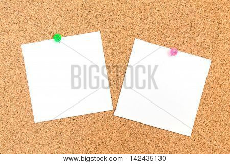 Blank white paper note with green and red pin on corkboard