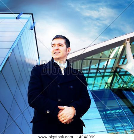 Homme d'affaires de bonheur sur le fond d'architecture d'entreprise