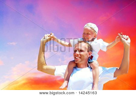 Glade far give sin søn en himmel baggrund piggyback ride