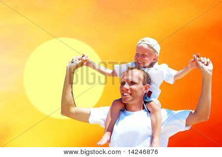 Glade far give sin søn en himmel baggrund piggyback ride